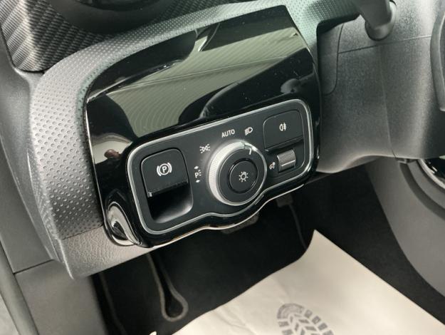 MERCEDES-BENZ A 180 Essential Line  