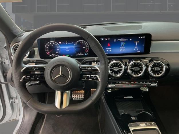 MERCEDES-BENZ A 250 e AMG Line  