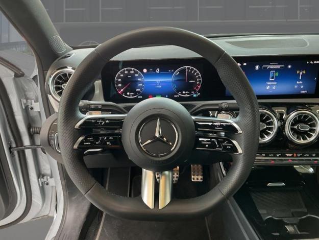 MERCEDES-BENZ A 250 e AMG Line  