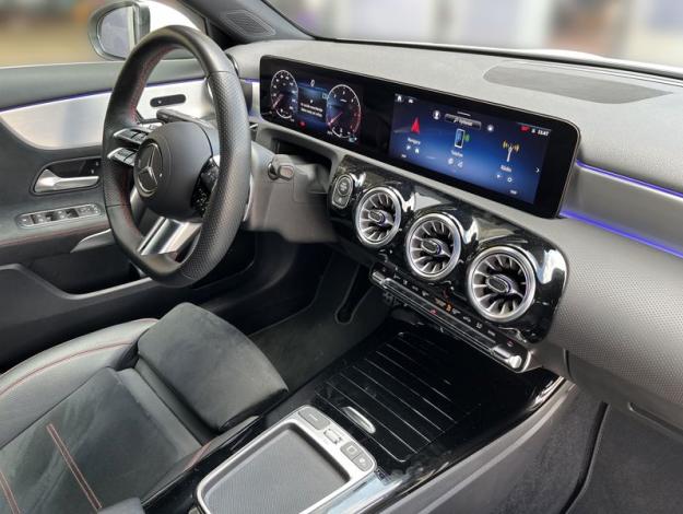 MERCEDES-BENZ A-Třída A 220 d sedan AMG Styling (19/21)