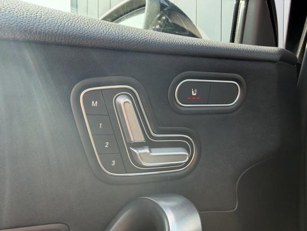 MERCEDES-BENZ Classe A 180 d Berline AMG Line  Classe A Berline / V1771 Classe A 180 d Berline AMG Line
