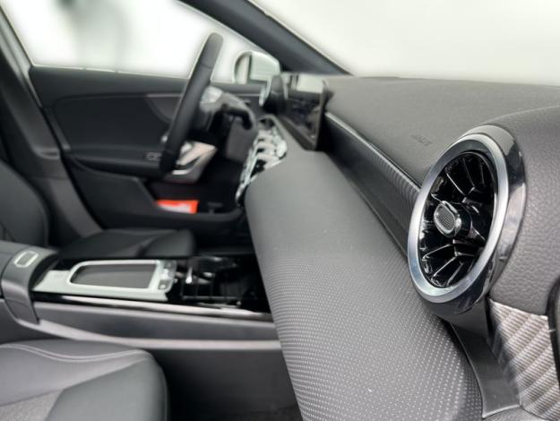 MERCEDES-BENZ A-Třída A 180 Progressive Edition (18/20)