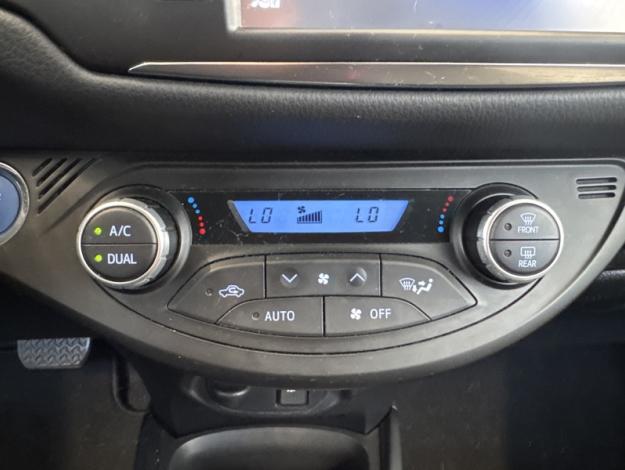 TOYOTA Yaris 100h Chic  