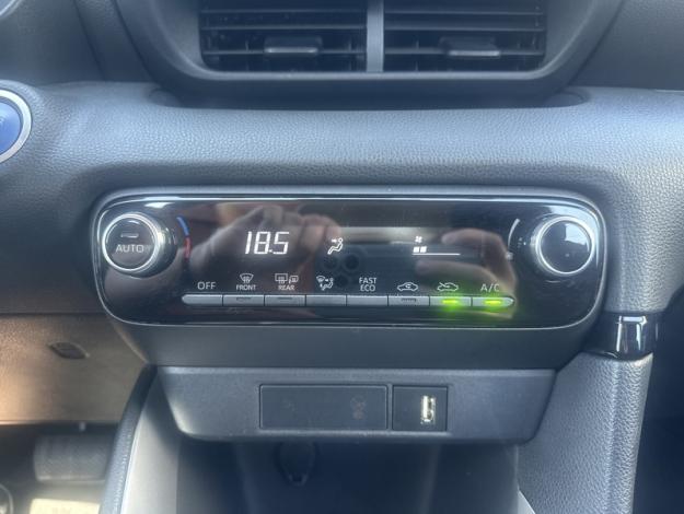 TOYOTA Yaris 116h Dynamic Business   