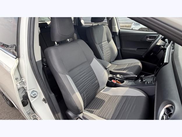 TOYOTA Auris 136h Design  