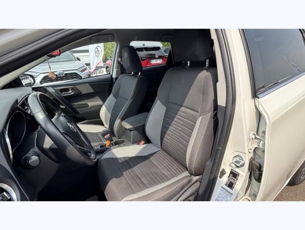TOYOTA Auris 136h Design  