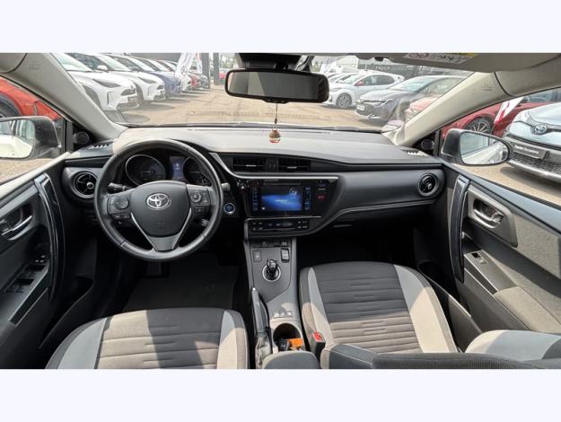 TOYOTA Auris 136h Design  