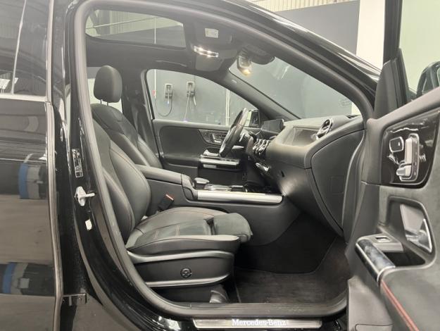 MERCEDES-BENZ GLA 180 AMG Line Toit Pano  