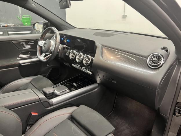 MERCEDES-BENZ GLA 180 AMG Line Toit Pano  