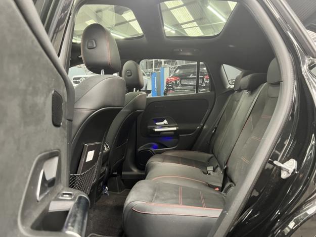 MERCEDES-BENZ GLA 180 AMG Line Toit Pano  