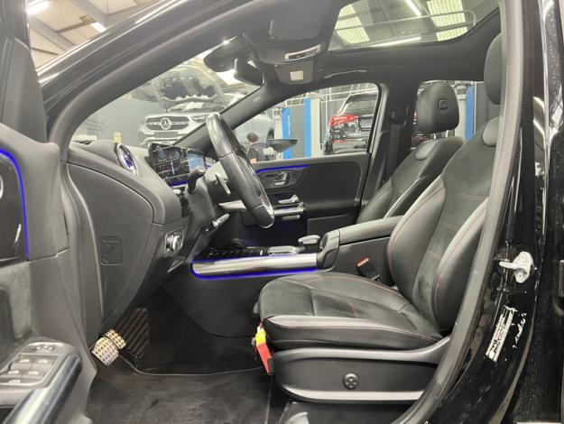 MERCEDES-BENZ GLA 180 AMG Line Toit Pano  