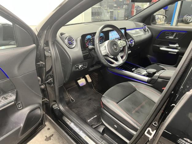 MERCEDES-BENZ GLA 180 AMG Line Toit Pano  