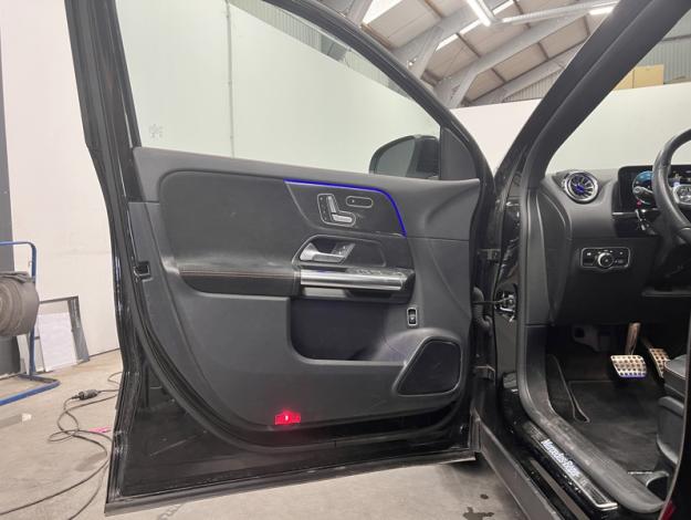 MERCEDES-BENZ GLA 180 AMG Line Toit Pano  