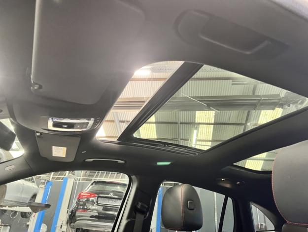 MERCEDES-BENZ GLA 180 AMG Line Toit Pano  