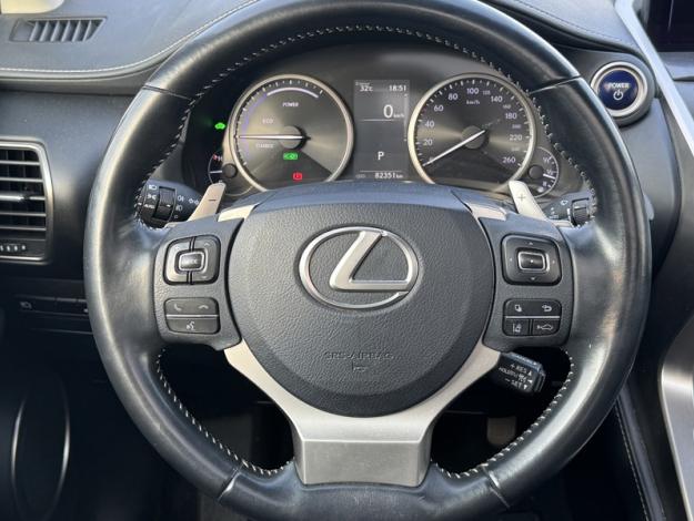 LEXUS NX 2.5 300H Luxe 4WD / Pano Kick  