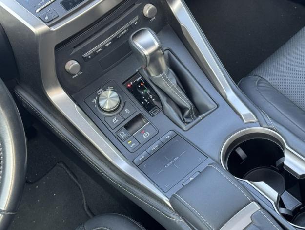 LEXUS NX 2.5 300H Luxe 4WD / Pano Kick  