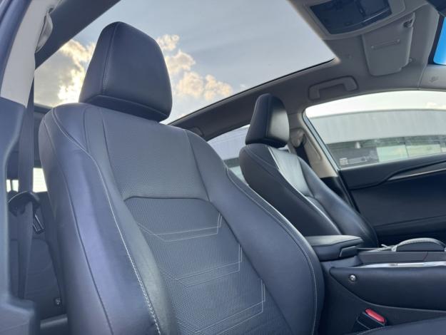 LEXUS NX 2.5 300H Luxe 4WD / Pano Kick  