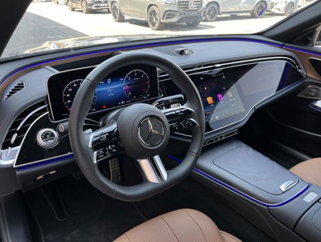 MERCEDES-BENZ  Třídy E E 220 d 4MATIC AMG Line Panorama (10/18)