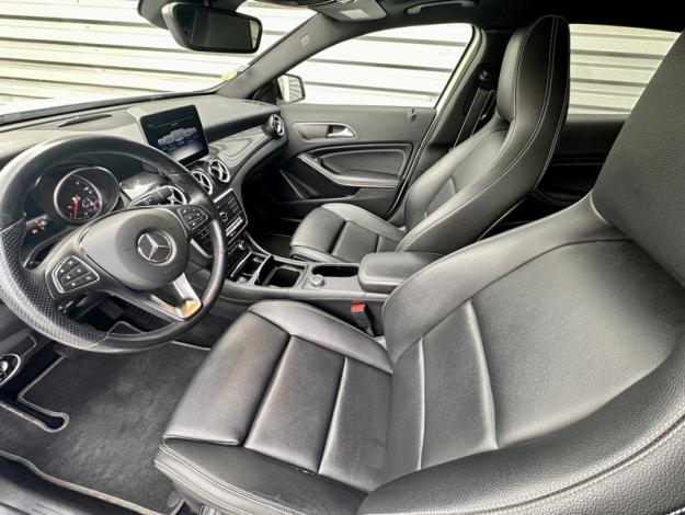 MERCEDES-BENZ GLA 200 d Starlight Edition  