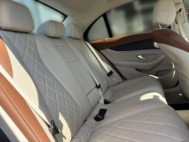 MERCEDES-BENZ  Třídy E E 400 4MATIC Designo (18/18)