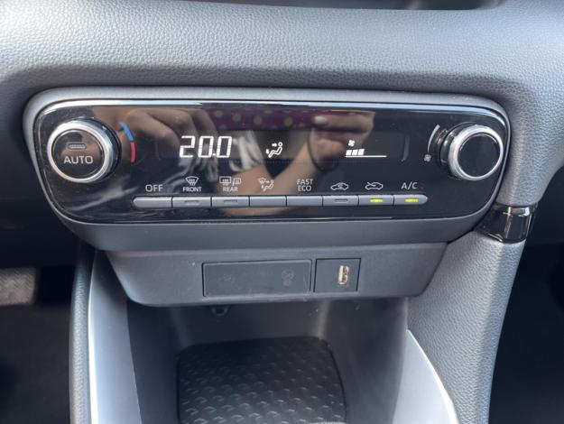 TOYOTA Yaris 116h Design  