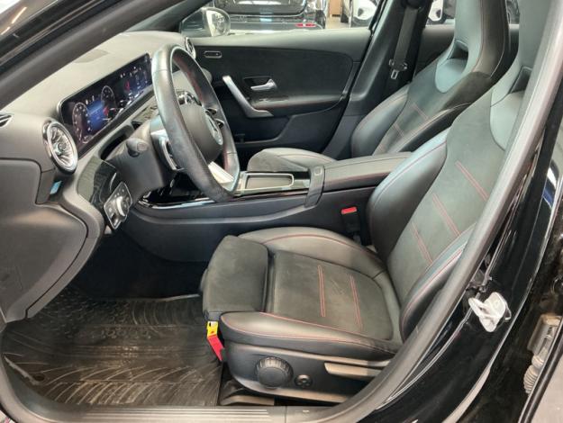 MERCEDES-BENZ A 180 AMG Line Toit Pano  