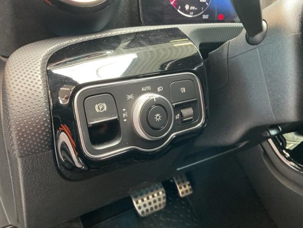 MERCEDES-BENZ A 180 AMG Line Toit Pano  