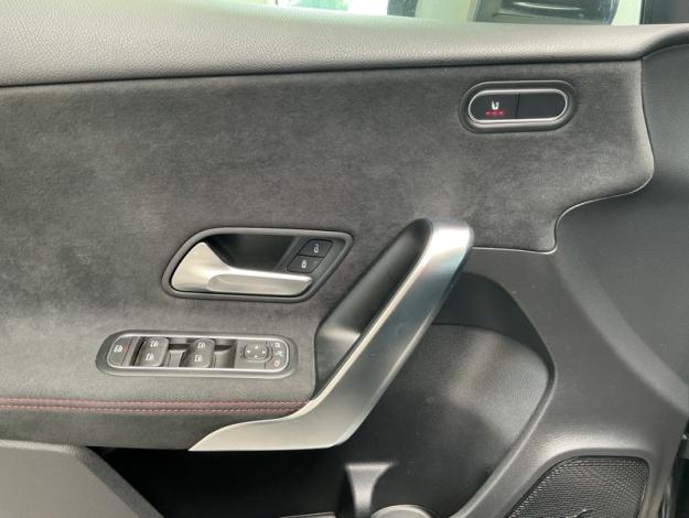 MERCEDES-BENZ A 180 AMG Line Toit Pano  