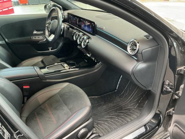 MERCEDES-BENZ A 180 AMG Line Toit Pano  