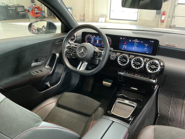 MERCEDES-BENZ A 180 AMG Line Toit Pano  