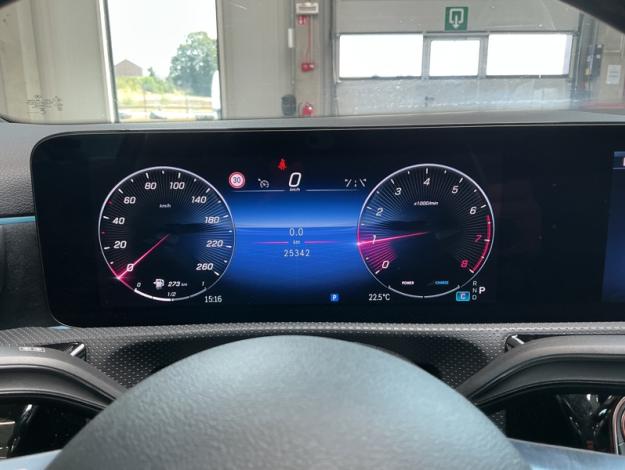 MERCEDES-BENZ A 180 AMG Line Toit Pano  