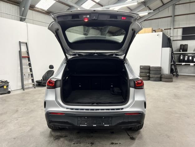 MERCEDES-BENZ EQA 300 4MATIC AMG Pack Night Pano  