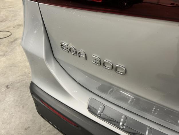 MERCEDES-BENZ EQA 300 4MATIC AMG Pack Night Pano  