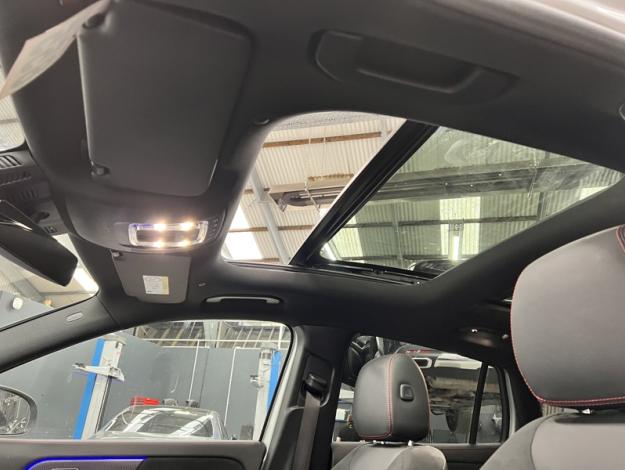 MERCEDES-BENZ EQA 300 4MATIC AMG Pack Night Pano  