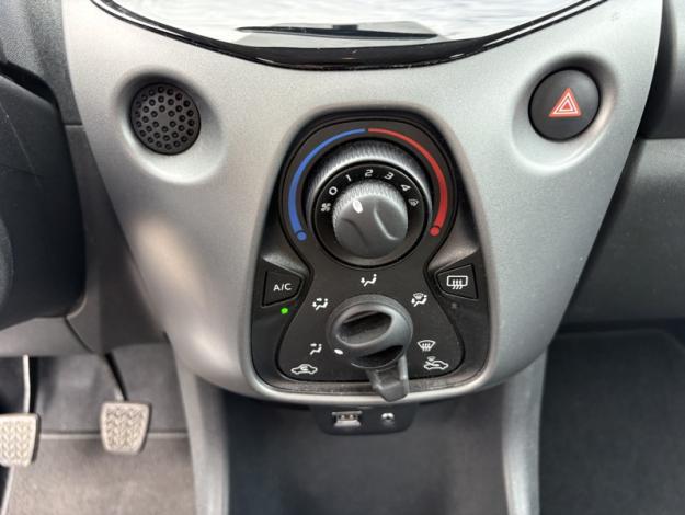 TOYOTA Aygo 1.0 VVT-i x-play  1.0 72 ch 