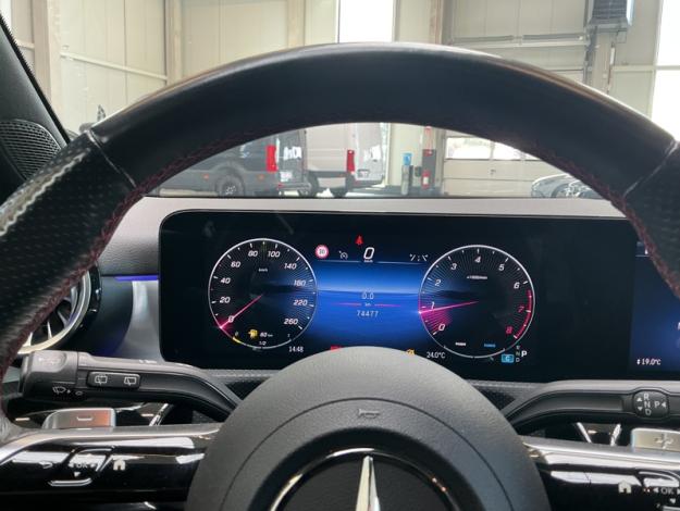 MERCEDES-BENZ A 180 AMG Line  
