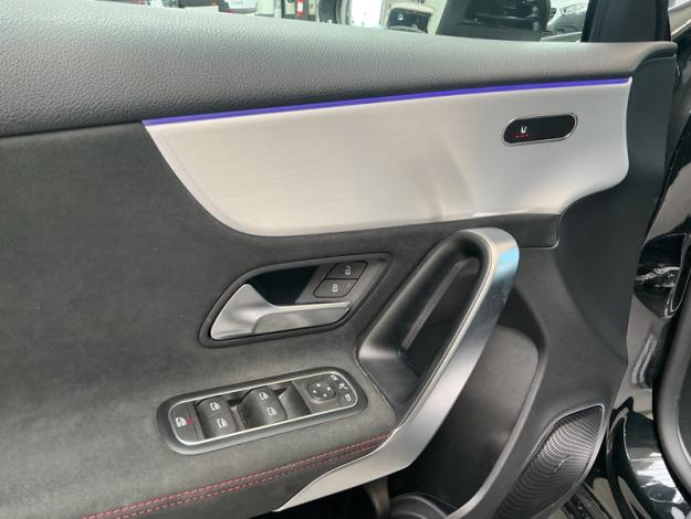 MERCEDES-BENZ A 180 AMG Line  