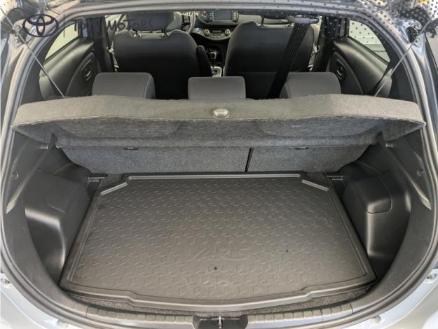 TOYOTA Yaris 100H Collec Zen Nav GrisManhaSRMY18  