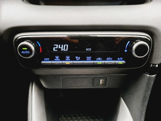TOYOTA Yaris 116h Design  