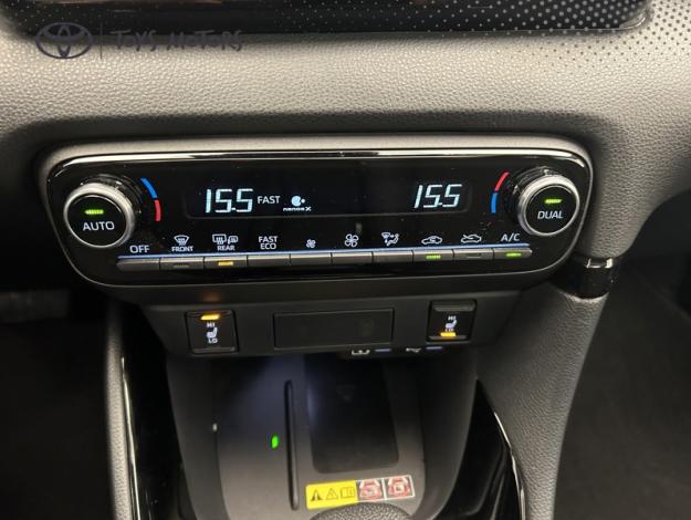 TOYOTA Yaris 130h Collection  TOIT PANO + PACK TECHNO 