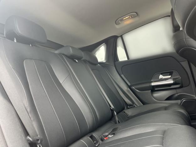MERCEDES-BENZ GLA 180d (18/18)