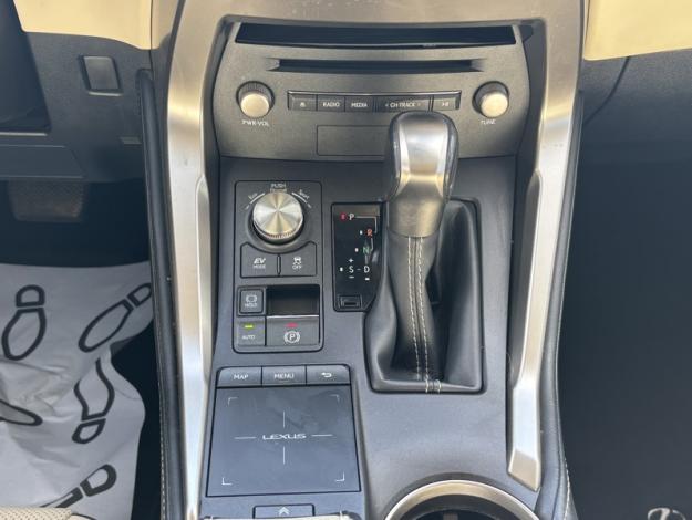 LEXUS NX 2.5 300H Luxe 4WD / Pano  