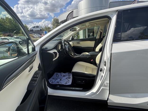 LEXUS NX 2.5 300H Luxe 4WD / Pano  