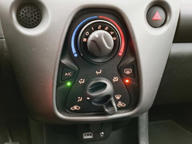 TOYOTA Aygo 1.0 VVT-i xshift  x-play   BVA5