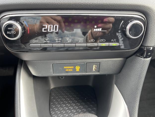 TOYOTA Yaris 116H DESIGN  