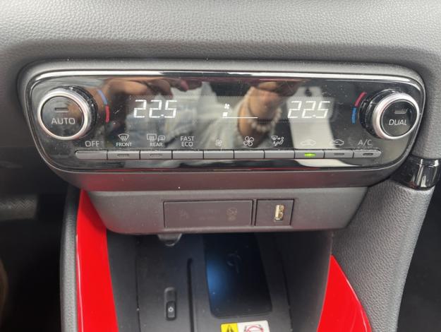 TOYOTA Yaris 116h Premiere  