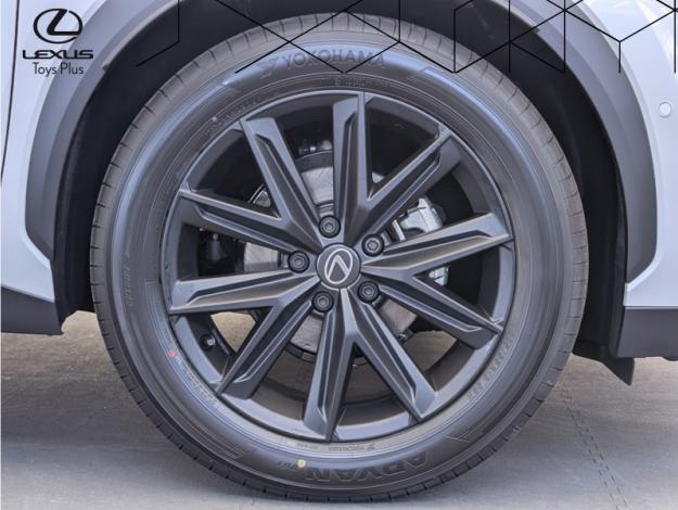 LEXUS LBX 1.5 136H 2WD Vibrant Edition  