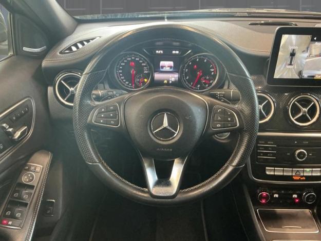 MERCEDES-BENZ GLA 180 AMG Line Toit Pano  
