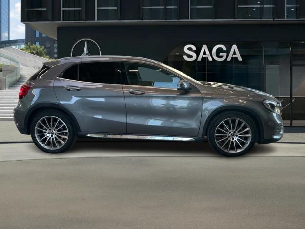 MERCEDES-BENZ GLA 180 AMG Line Toit Pano  