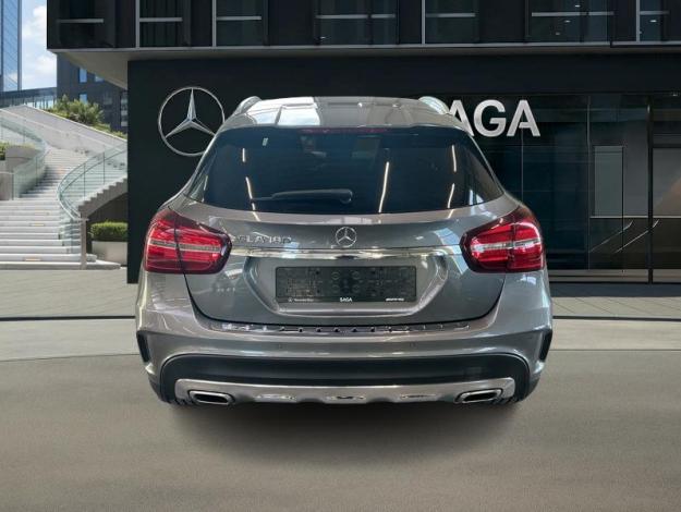 MERCEDES-BENZ GLA 180 AMG Line Toit Pano  
